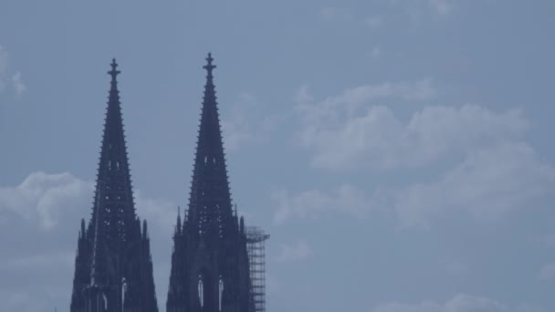 Panorera från Kölnerdomen till Sky i 4K och S-Log3. Vänster till höger. KOELNER dom. Mellanskott. — Stockvideo