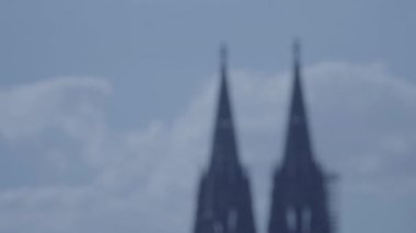 4k ve S-Log3'teki Köln Katedrali'nin kulelerinde defokus. Koelner Dom.