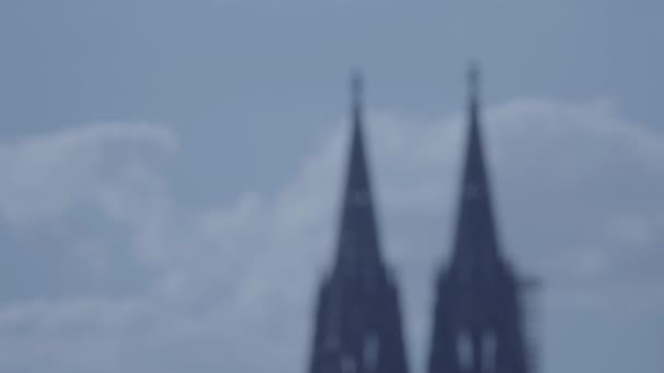 Defocus op de torens van de kathedraal van Keulen in 4k en S-Log3. Koelner dom. — Stockvideo