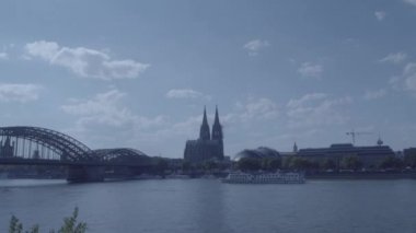 4K ve S-Log3 'teki Köln Katedrali' nin kulelerini yakınlaştır. Koelner Dom.