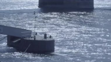 4k ve S-Log3 güneşli bir günde Ren Nehri üzerinde bir İskele. Orta atış.
