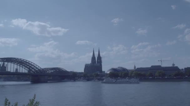 4K ve S-Log3 'teki Köln Katedrali' nin kulelerini yakınlaştır. Koelner Dom. — Stok video