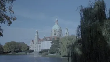 Yeni Belediye Binası, Hannover, Almanya. 4 k ve S-Log3 binada arkasında büyütün. Düşük ihtimal. Sonbahar. Neues Rathaus Hannover. 