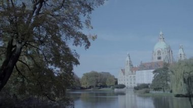 Yeni Belediye Binası, Hannover, Almanya. 4 k ve S-Log3 binada arka sağ soldan dön. Düşük ihtimal. Sonbahar. Neues Rathaus Hannover. 
