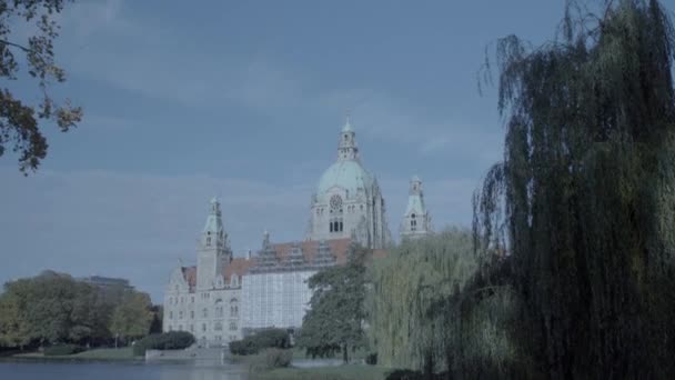 Nová radnice v Hannoveru, Německo. Nakloněná rovina z vzadu za domem na obloze ve 4 k a S-Log3. Dlouhý záběr. Na podzim. Neues Rathaus Hannover. — Stock video