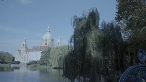 New Town Hall in Hannover, Duitsland. Pan van rechts naar links op achterkant van het gebouw in 4 k en S-Log3. Long shot. Herfst. Neues Rathaus Hannover. — Stockvideo