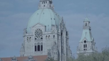 Yeni Belediye Binası, Hannover, Almanya. Saat Kulesi 4 k ve S-Log3 üzerinden bulanıklık. Orta atış. Sonbahar. Neues Rathaus Hannover. 