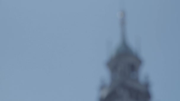 New Town Hall in Hannover, Duitsland. Defocus bovenop de toren in 4 k en S-Log3. Close-up. Herfst. Neues Rathaus Hannover. — Stockvideo