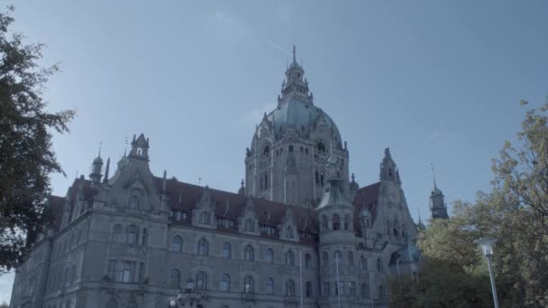 Nya rådhuset i Hannover, Tyskland. Zooma framför byggnaden i 4 k och S-Log3. Långskott. Hösten. Neues Rathaus Hannover. — Stockvideo