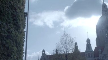 Yeni Belediye Binası, Hannover, Almanya. 4k ve S-Log3 bina için cephe rekonstrüksiyon üzerinde sağa sola arka ışık pan. Orta atış. Sonbahar. Neues Rathaus Hannover. 