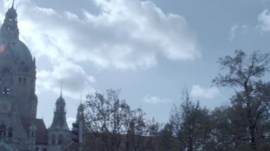 Yeni Belediye Binası, Hannover, Almanya. Arka ışık pan sağdan sola 4k ve S-Log3 bina için cephe rekonstrüksiyon üzerinde. Orta atış. Sonbahar. Neues Rathaus Hannover. 