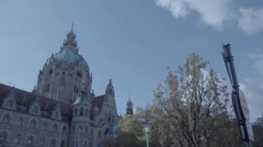 Yeni Belediye Binası, Hannover, Almanya. 4 k ve S-Log3 bina için cephe rekonstrüksiyon üzerinde sağdan sola dön. Düşük ihtimal. Sonbahar. Neues Rathaus Hannover. 