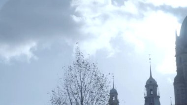 Yeni Belediye Binası, Hannover, Almanya. 4k ve S-Log3 bina için cephe rekonstrüksiyon üzerinde sağa sola arka ışık pan. Orta yakın çekim. Sonbahar. Neues Rathaus Hannover.