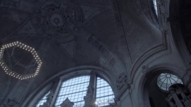 Yeni Belediye Binası, Hannover, Almanya. Sağdan sola kubbe tavanda 's kubbe lamba 4 k ve S-Log3 ile pan. Orta atış. Sonbahar. Neues Rathaus Hannover. 