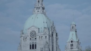Yeni Belediye Binası, Hannover, Almanya. Saat Kulesi gökyüzü 4 k ve S-Log3 tilt. Orta atış. Sonbahar. Neues Rathaus Hannover. 