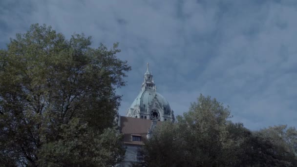 New Town Hall in Hanover, Germany. Zoom on tower in 4K and S-Log3. Medium shot. Autumn. Neues Rathaus Hannover. — Stock Video