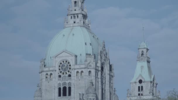 Nová radnice v Hannoveru, Německo. Na obloze ve 4k a S-Log3-nakloněná rovina od věže s hodinami. Střední zásah. Na podzim. Neues Rathaus Hannover. — Stock video