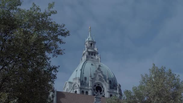 New Town Hall in Hanover, Germany. Zoom from tower in 4K and S-Log3. Medium shot. Autumn. Neues Rathaus Hannover. — Stock Video