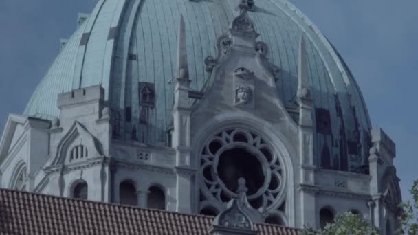 New Town Hall in Hannover, Duitsland. Kantelen van de toren naar boven in de 4k en S-Log3. Close-up. Herfst. Neues Rathaus Hannover. — Stockvideo