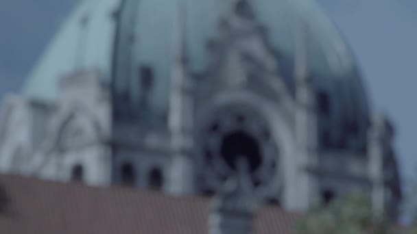 New Town Hall in Hannover, Duitsland. Defocus op toren in 4k en S-Log3. Close-up. Herfst. Neues Rathaus Hannover. — Stockvideo