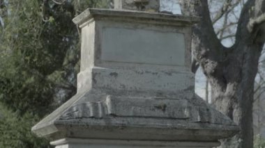 İsa ile eski mezar taşı bir güneşli bahar gününde çapraz. Mezar taşı geçmeye eğ. 4k Slog3. Orta atış.