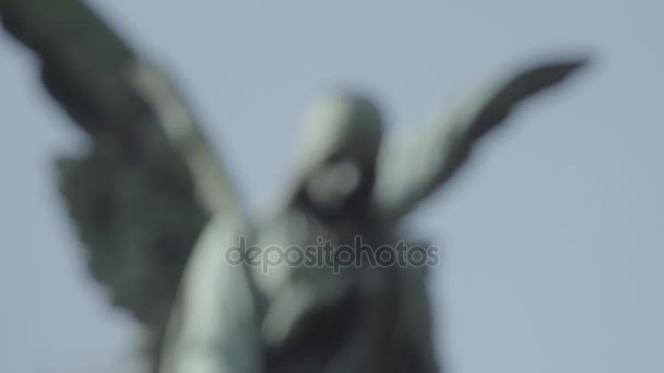 Antigua lápida del siglo XX con un ángel en un soleado día de primavera. Desenfoque en ángel. 4K en SLOG3. De cerca. . — Vídeo de stock