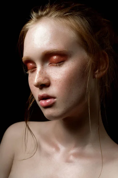 Gyönyörű fiatal modell fényes eyeshadow és a nedves bőrt. Nyári smink trendek — Stock Fotó