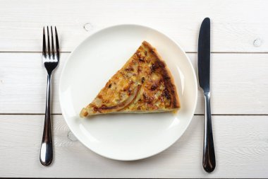 Çok kolay bıçak ve çatal Beyaz ahşap bir masa üzerinde bir tabakta. Üstten Görünüm