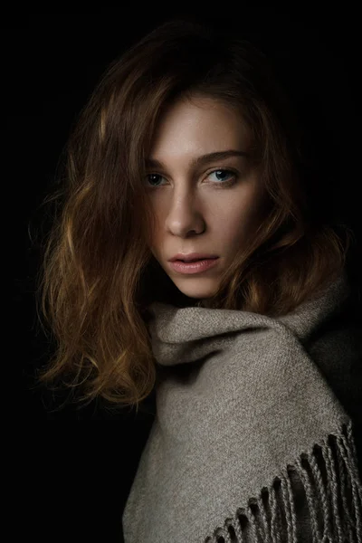 Retrato de cerca de la mujer joven con el pelo largo están cubiertos con una bufanda — Foto de Stock