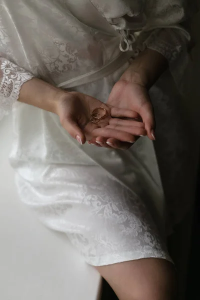 Vigselringar i händerna på bruden — Stockfoto