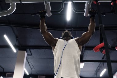 pull ups yapan siyah erkek egzersizleri