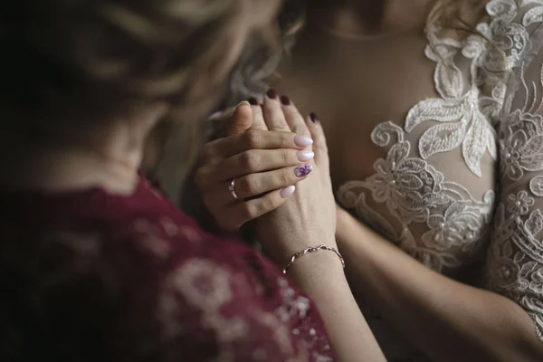 De bruid en haar moeder zijn hand in hand — Stockfoto