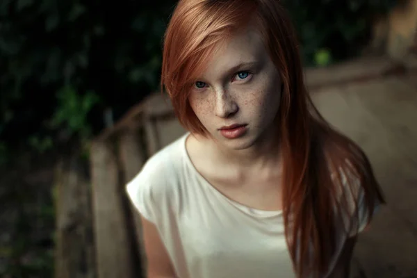 Vértes portré egy fiatal vörös hajú lány szeplő és kék szemmel nézett a kamerába, fel — Stock Fotó