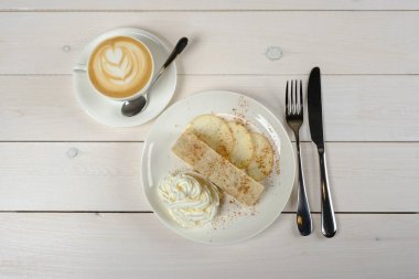 Cappuccino ve Apple meyveli turta masanın üzerinde. Üstten Görünüm