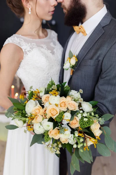 Ritratto di una bella sposa con bouquet e sposo con barba — Foto Stock