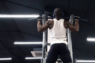 pull ups yapan siyah erkek egzersizleri