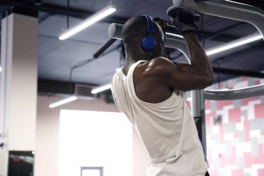 pull ups yapan siyah erkek egzersizleri