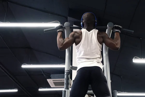 Negro hombre haciendo ejercicios pull ups — Foto de Stock