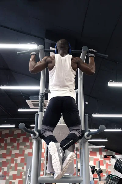 Negro hombre haciendo ejercicios pull ups — Foto de Stock