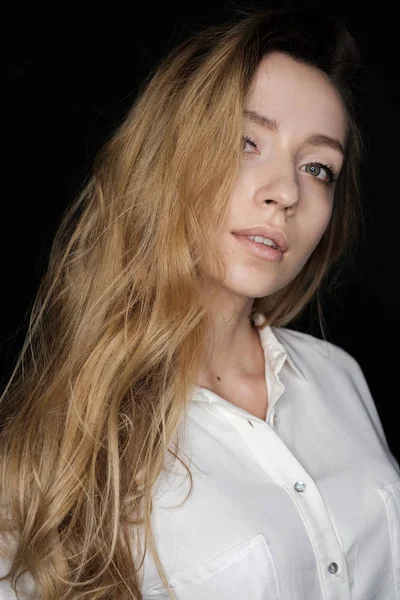 Retrato de uma jovem loira com cabelo fluindo olhando para a câmera — Fotografia de Stock