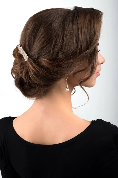 Cabelo escuro penteado formal montado decorado com uma crista na forma de folhas, perfil vista — Fotografia de Stock