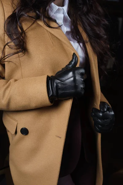 Női fekete bőr kesztyű a hajtókákra gyapjú kabát teve kezét — Stock Fotó