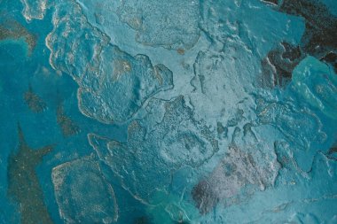 Turkuvaz rengine boyanmış gri lekeli taş duvar