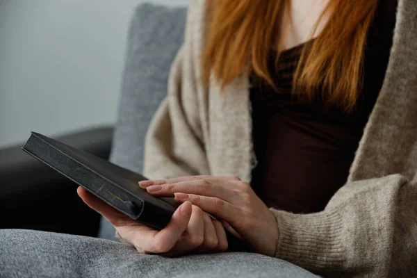 Livre noir dans les mains des femmes, se concentrer sur le livre . — Photo