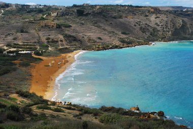 Malta adasındaki kızıl kumsal Gozo Ramla Körfezi