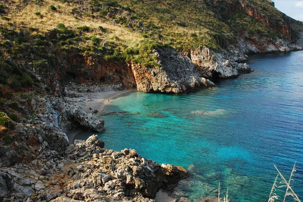 Přírodní rezervace Zingaro na Sicílii s azurovým zálivem — Stock fotografie