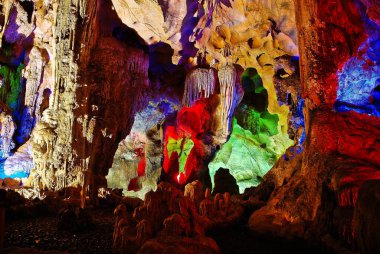 Vietnam 'daki Karst Mağarası.