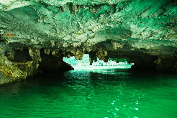 电影《印度支那下龙湾越南》中的洞穴 — 图库照片