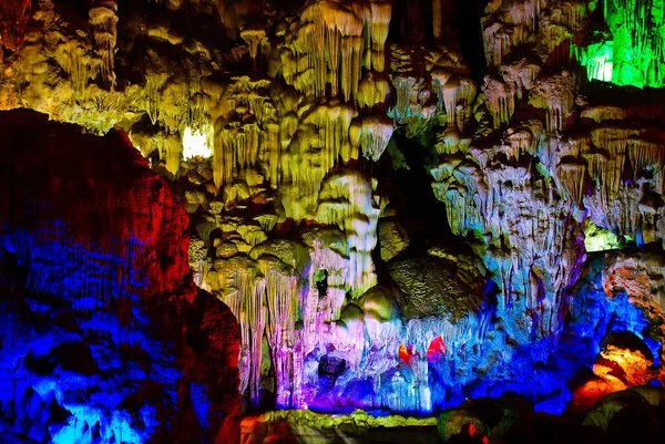 Sung mağarası Ha Long Körfezi Vietnam 'da.