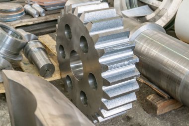 Fabrikadaki imalattan sonra dişliler askıda. Makine mühendisliğinde dişli kesimi.